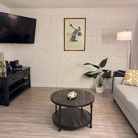 Bright Kalakauan Apartment Condo